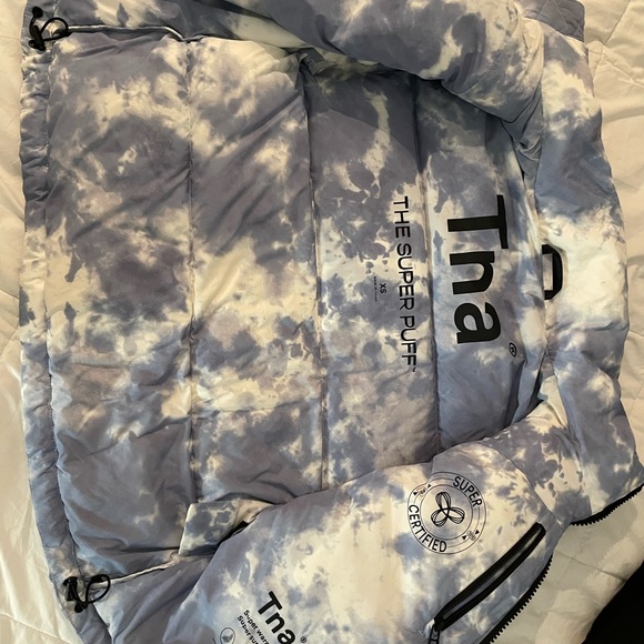 ❌SOLD❌TNA baby blue and white TYE-DYE SUPER PUFF (Shorty) - Picture 3 of 5